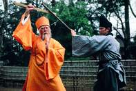 Yuen Biao(rechts) in gevecht met de monnik